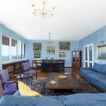 Waterfront Penthouse With A Stunning View شقة